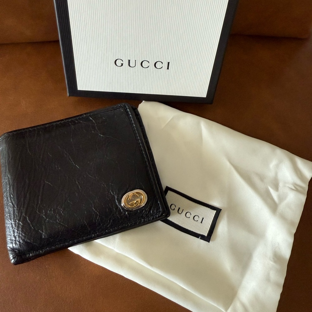 Gucci Black Leather Bi-Fold Wallet with box and dust bag in pristine condition